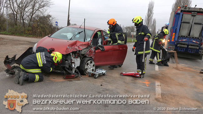 20201126 Schwerer Verkehrsunfall auf der LB210 im Freilandgebiet Traiskirchen-Tribuswinkel   Foto: © Stefan Schneider BFKDO BADEN