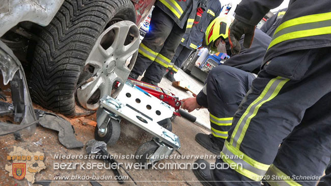 20201126 Schwerer Verkehrsunfall auf der LB210 im Freilandgebiet Traiskirchen-Tribuswinkel   Foto: © Stefan Schneider BFKDO BADEN