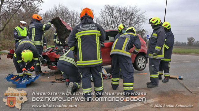 20201126 Schwerer Verkehrsunfall auf der LB210 im Freilandgebiet Traiskirchen-Tribuswinkel   Foto: © Stefan Schneider BFKDO BADEN