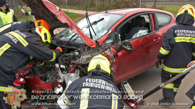 20201126 Schwerer Verkehrsunfall auf der LB210 im Freilandgebiet Traiskirchen-Tribuswinkel   Foto: © Stefan Schneider BFKDO BADEN