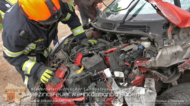 20201126 Schwerer Verkehrsunfall auf der LB210 im Freilandgebiet Traiskirchen-Tribuswinkel   Foto: © Stefan Schneider BFKDO BADEN