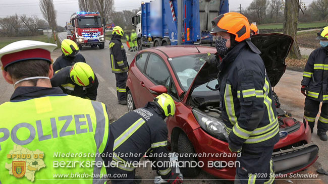 20201126 Schwerer Verkehrsunfall auf der LB210 im Freilandgebiet Traiskirchen-Tribuswinkel   Foto: © Stefan Schneider BFKDO BADEN