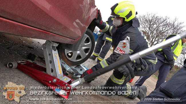 20201126 Schwerer Verkehrsunfall auf der LB210 im Freilandgebiet Traiskirchen-Tribuswinkel   Foto: © Stefan Schneider BFKDO BADEN
