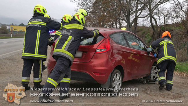 20201126 Schwerer Verkehrsunfall auf der LB210 im Freilandgebiet Traiskirchen-Tribuswinkel   Foto: © Stefan Schneider BFKDO BADEN