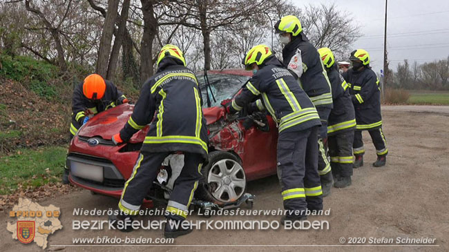 20201126 Schwerer Verkehrsunfall auf der LB210 im Freilandgebiet Traiskirchen-Tribuswinkel   Foto: © Stefan Schneider BFKDO BADEN