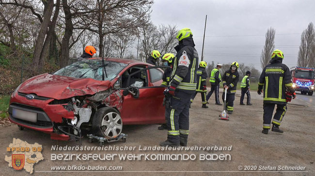 20201126 Schwerer Verkehrsunfall auf der LB210 im Freilandgebiet Traiskirchen-Tribuswinkel   Foto: © Stefan Schneider BFKDO BADEN
