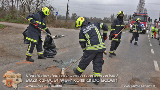 20201126 Schwerer Verkehrsunfall auf der LB210 im Freilandgebiet Traiskirchen-Tribuswinkel   Foto: © Stefan Schneider BFKDO BADEN