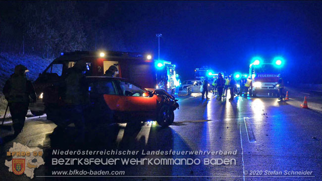20201130 Verkehrsunfall auf der A2 Südautobahn Höhe Traiskirchen  Foto © Stefan Schneider BFK Baden