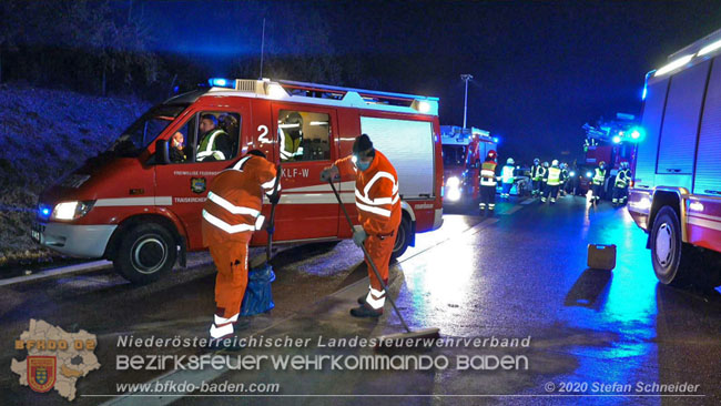 20201130 Verkehrsunfall auf der A2 Südautobahn Höhe Traiskirchen  Foto © Stefan Schneider BFK Baden