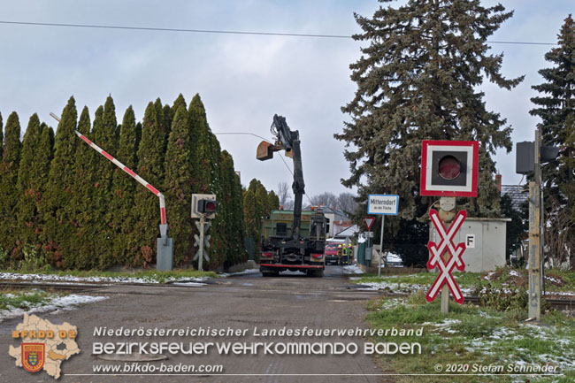 20201204 Sperre der Pottendorfer Linie nach Unfall mit Lkw in Mitterndorf/Fischa  Foto: © Stefan Schneider BFKDO BADEN