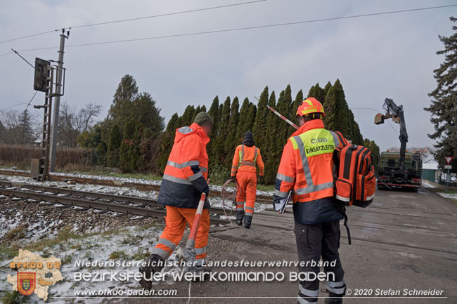 20201204 Sperre der Pottendorfer Linie nach Unfall mit Lkw in Mitterndorf/Fischa  Foto: © Stefan Schneider BFKDO BADEN