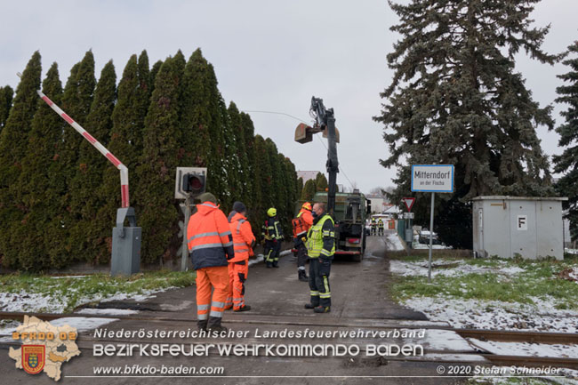 20201204 Sperre der Pottendorfer Linie nach Unfall mit Lkw in Mitterndorf/Fischa  Foto: © Stefan Schneider BFKDO BADEN