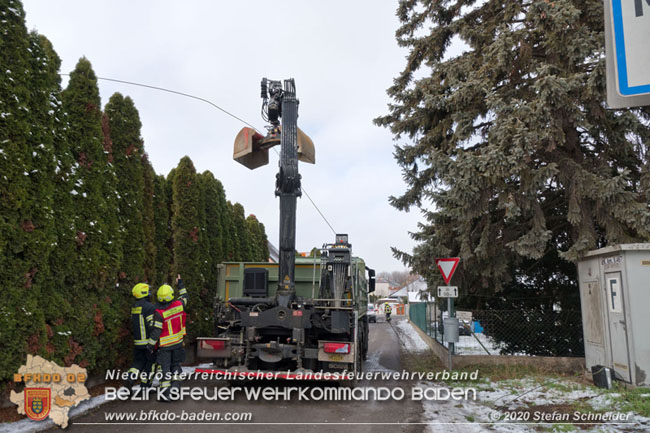 20201204 Sperre der Pottendorfer Linie nach Unfall mit Lkw in Mitterndorf/Fischa  Foto: © Stefan Schneider BFKDO BADEN