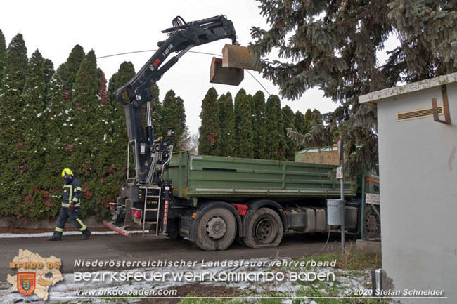 20201204 Sperre der Pottendorfer Linie nach Unfall mit Lkw in Mitterndorf/Fischa  Foto: © Stefan Schneider BFKDO BADEN