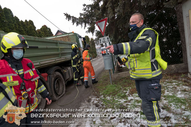 20201204 Sperre der Pottendorfer Linie nach Unfall mit Lkw in Mitterndorf/Fischa  Foto: © Stefan Schneider BFKDO BADEN