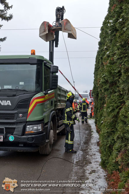 20201204 Sperre der Pottendorfer Linie nach Unfall mit Lkw in Mitterndorf/Fischa  Foto: © Stefan Schneider BFKDO BADEN
