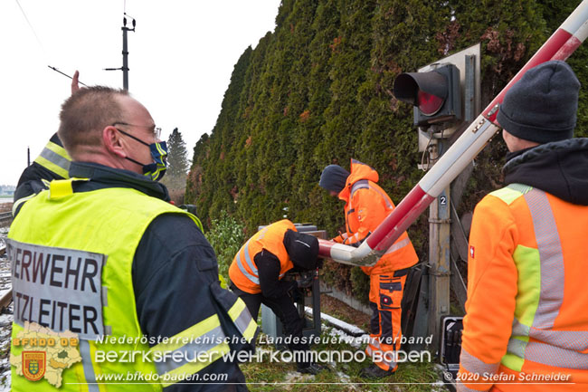 20201204 Sperre der Pottendorfer Linie nach Unfall mit Lkw in Mitterndorf/Fischa  Foto: © Stefan Schneider BFKDO BADEN