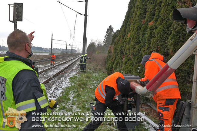 20201204 Sperre der Pottendorfer Linie nach Unfall mit Lkw in Mitterndorf/Fischa  Foto: © Stefan Schneider BFKDO BADEN