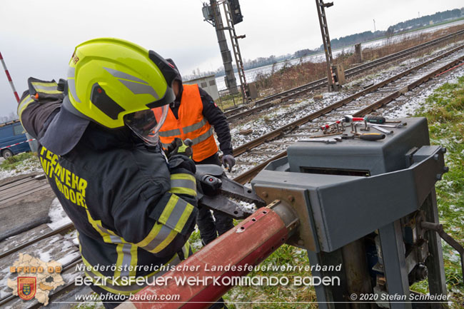 20201204 Sperre der Pottendorfer Linie nach Unfall mit Lkw in Mitterndorf/Fischa  Foto: © Stefan Schneider BFKDO BADEN