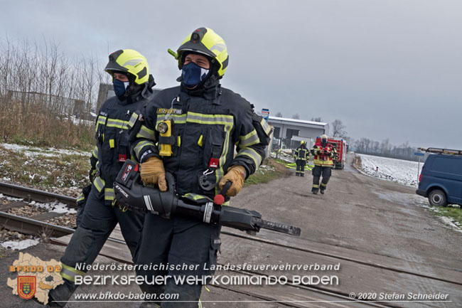 20201204 Sperre der Pottendorfer Linie nach Unfall mit Lkw in Mitterndorf/Fischa  Foto: © Stefan Schneider BFKDO BADEN