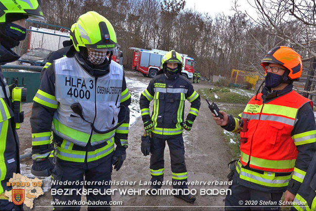 20201204 Pferd in misslicher Lage Oberwaltersdorf - Feuerwehr unterstützt Tierärztin  Foto: Stefan Schneider BFK BADEN