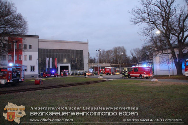 20201214 Dachstuhlbrand einer Fabrikshalle in Enzesfeld Foto: © ASB Markus Hackl AFK Pottentsein 20201214 Dachstuhlbrand einer Fabrikshalle in Enzesfeld Foto: © ASB Markus Hackl AFK Pottentsein