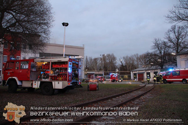 20201214 Dachstuhlbrand einer Fabrikshalle in Enzesfeld Foto: © ASB Markus Hackl AFK Pottentsein 20201214 Dachstuhlbrand einer Fabrikshalle in Enzesfeld Foto: © ASB Markus Hackl AFK Pottentsein