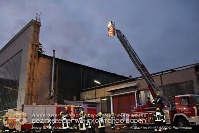 20201214 Dachstuhlbrand einer Fabrikshalle in Enzesfeld Foto: © ASB Markus Hackl AFK Pottentsein 20201214 Dachstuhlbrand einer Fabrikshalle in Enzesfeld Foto: © ASB Markus Hackl AFK Pottentsein