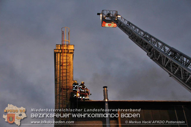 20201214 Dachstuhlbrand einer Fabrikshalle in Enzesfeld Foto: © ASB Markus Hackl AFK Pottentsein 20201214 Dachstuhlbrand einer Fabrikshalle in Enzesfeld Foto: © ASB Markus Hackl AFK Pottentsein