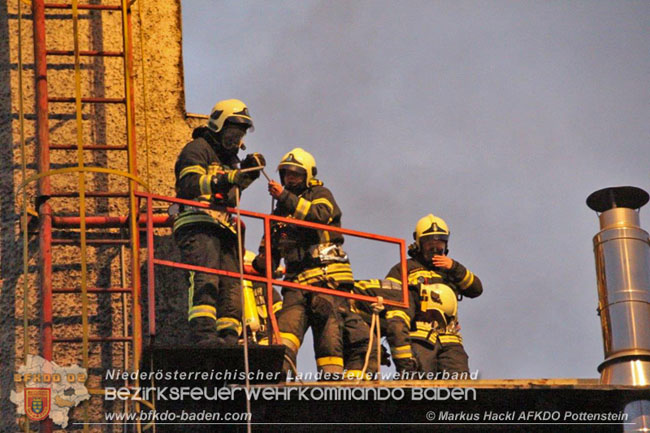 20201214 Dachstuhlbrand einer Fabrikshalle in Enzesfeld Foto: © ASB Markus Hackl AFK Pottentsein 20201214 Dachstuhlbrand einer Fabrikshalle in Enzesfeld Foto: © ASB Markus Hackl AFK Pottentsein