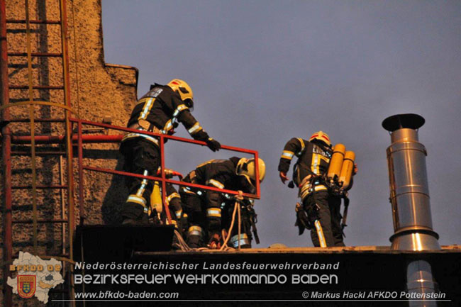 20201214 Dachstuhlbrand einer Fabrikshalle in Enzesfeld Foto: © ASB Markus Hackl AFK Pottentsein 20201214 Dachstuhlbrand einer Fabrikshalle in Enzesfeld Foto: © ASB Markus Hackl AFK Pottentsein