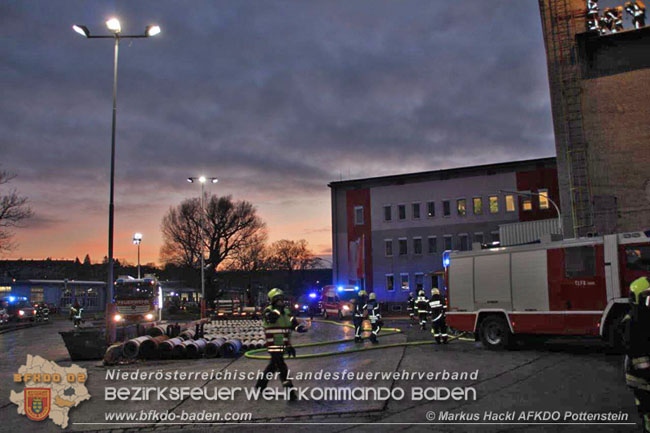 20201214 Dachstuhlbrand einer Fabrikshalle in Enzesfeld Foto: © ASB Markus Hackl AFK Pottentsein 20201214 Dachstuhlbrand einer Fabrikshalle in Enzesfeld Foto: © ASB Markus Hackl AFK Pottentsein