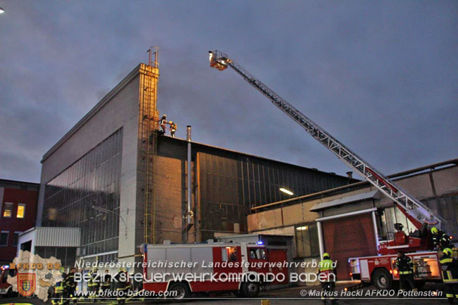 20201214 Dachstuhlbrand einer Fabrikshalle in Enzesfeld Foto: © ASB Markus Hackl AFK Pottentsein 20201214 Dachstuhlbrand einer Fabrikshalle in Enzesfeld Foto: © ASB Markus Hackl AFK Pottentsein