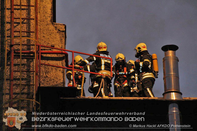 20201214 Dachstuhlbrand einer Fabrikshalle in Enzesfeld Foto: © ASB Markus Hackl AFK Pottentsein 20201214 Dachstuhlbrand einer Fabrikshalle in Enzesfeld Foto: © ASB Markus Hackl AFK Pottentsein