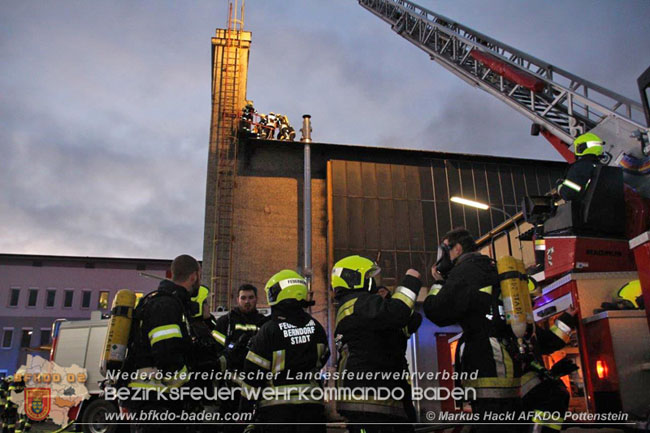 20201214 Dachstuhlbrand einer Fabrikshalle in Enzesfeld Foto: © ASB Markus Hackl AFK Pottentsein 20201214 Dachstuhlbrand einer Fabrikshalle in Enzesfeld Foto: © ASB Markus Hackl AFK Pottentsein