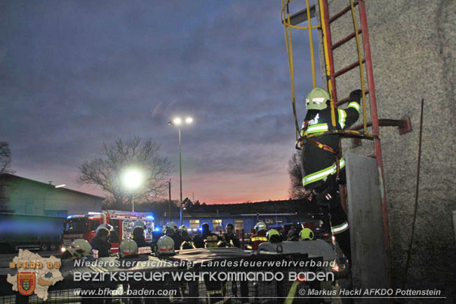 20201214 Dachstuhlbrand einer Fabrikshalle in Enzesfeld Foto: © ASB Markus Hackl AFK Pottentsein 20201214 Dachstuhlbrand einer Fabrikshalle in Enzesfeld Foto: © ASB Markus Hackl AFK Pottentsein