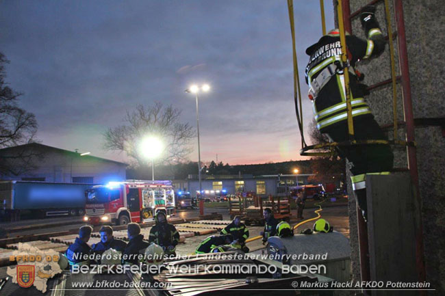 20201214 Dachstuhlbrand einer Fabrikshalle in Enzesfeld Foto: © ASB Markus Hackl AFK Pottentsein 20201214 Dachstuhlbrand einer Fabrikshalle in Enzesfeld Foto: © ASB Markus Hackl AFK Pottentsein