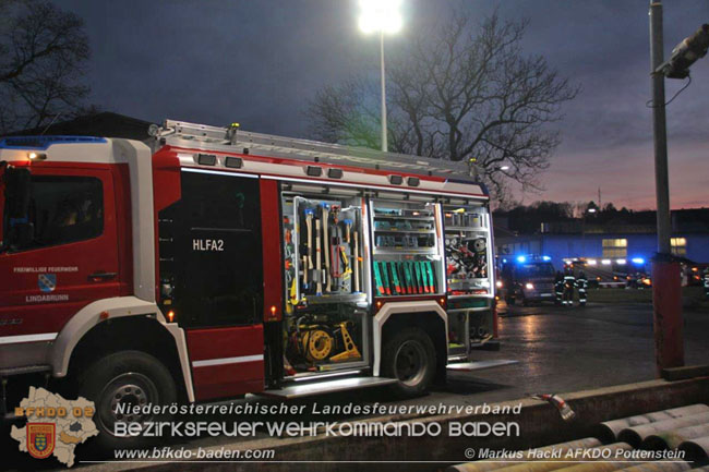 20201214 Dachstuhlbrand einer Fabrikshalle in Enzesfeld Foto: © ASB Markus Hackl AFK Pottentsein 20201214 Dachstuhlbrand einer Fabrikshalle in Enzesfeld Foto: © ASB Markus Hackl AFK Pottentsein