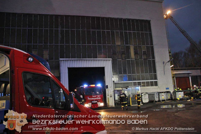 20201214 Dachstuhlbrand einer Fabrikshalle in Enzesfeld Foto: © ASB Markus Hackl AFK Pottentsein 20201214 Dachstuhlbrand einer Fabrikshalle in Enzesfeld Foto: © ASB Markus Hackl AFK Pottentsein