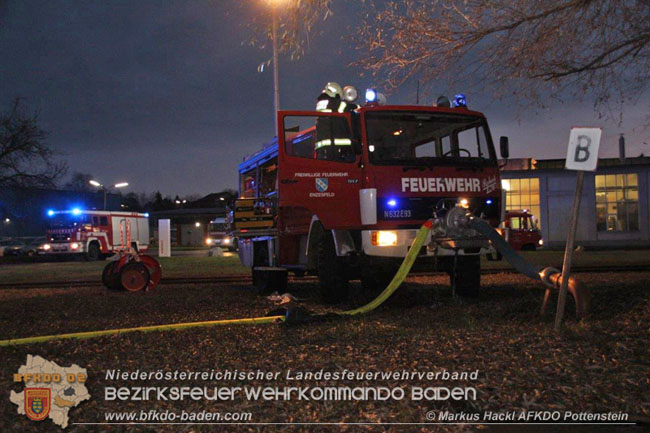 20201214 Dachstuhlbrand einer Fabrikshalle in Enzesfeld Foto: © ASB Markus Hackl AFK Pottentsein 20201214 Dachstuhlbrand einer Fabrikshalle in Enzesfeld Foto: © ASB Markus Hackl AFK Pottentsein