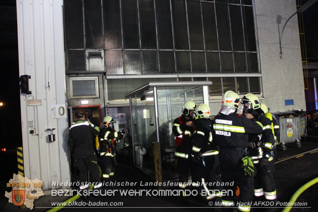 20201214 Dachstuhlbrand einer Fabrikshalle in Enzesfeld Foto: © ASB Markus Hackl AFK Pottentsein 20201214 Dachstuhlbrand einer Fabrikshalle in Enzesfeld Foto: © ASB Markus Hackl AFK Pottentsein