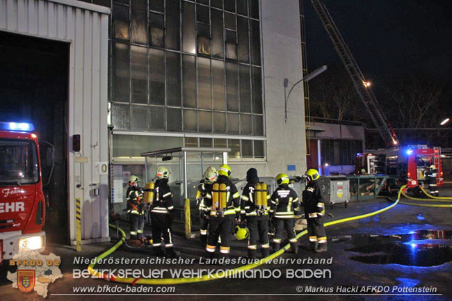 20201214 Dachstuhlbrand einer Fabrikshalle in Enzesfeld Foto: © ASB Markus Hackl AFK Pottentsein 20201214 Dachstuhlbrand einer Fabrikshalle in Enzesfeld Foto: © ASB Markus Hackl AFK Pottentsein