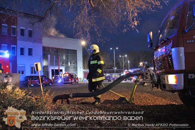 20201214 Dachstuhlbrand einer Fabrikshalle in Enzesfeld Foto: © ASB Markus Hackl AFK Pottentsein 20201214 Dachstuhlbrand einer Fabrikshalle in Enzesfeld Foto: © ASB Markus Hackl AFK Pottentsein