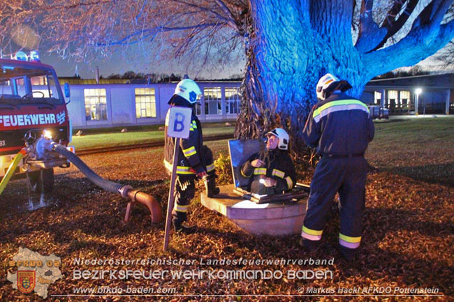 20201214 Dachstuhlbrand einer Fabrikshalle in Enzesfeld Foto: © ASB Markus Hackl AFK Pottentsein 20201214 Dachstuhlbrand einer Fabrikshalle in Enzesfeld Foto: © ASB Markus Hackl AFK Pottentsein
