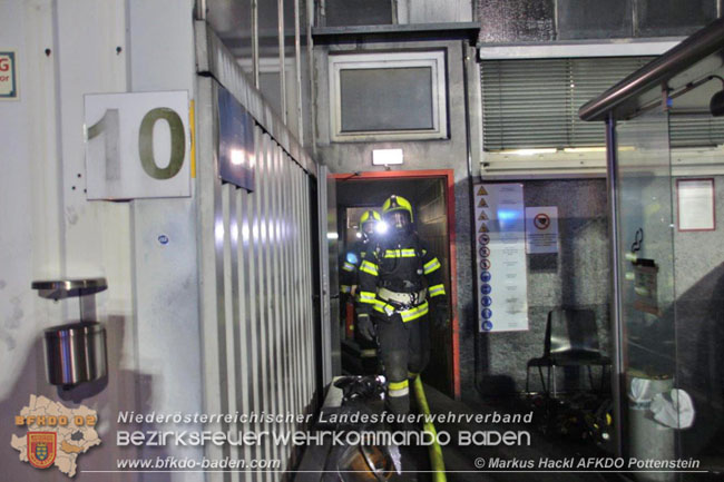 20201214 Dachstuhlbrand einer Fabrikshalle in Enzesfeld Foto: © ASB Markus Hackl AFK Pottentsein 20201214 Dachstuhlbrand einer Fabrikshalle in Enzesfeld Foto: © ASB Markus Hackl AFK Pottentsein