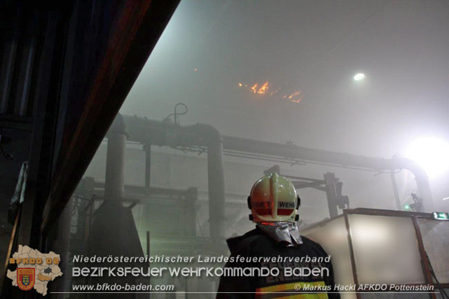 20201214 Dachstuhlbrand einer Fabrikshalle in Enzesfeld Foto: © ASB Markus Hackl AFK Pottentsein 20201214 Dachstuhlbrand einer Fabrikshalle in Enzesfeld Foto: © ASB Markus Hackl AFK Pottentsein