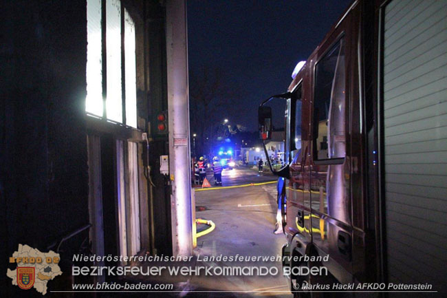 20201214 Dachstuhlbrand einer Fabrikshalle in Enzesfeld Foto: © ASB Markus Hackl AFK Pottentsein 20201214 Dachstuhlbrand einer Fabrikshalle in Enzesfeld Foto: © ASB Markus Hackl AFK Pottentsein