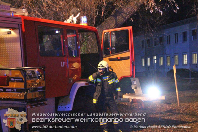 20201214 Dachstuhlbrand einer Fabrikshalle in Enzesfeld Foto: © ASB Markus Hackl AFK Pottentsein 20201214 Dachstuhlbrand einer Fabrikshalle in Enzesfeld Foto: © ASB Markus Hackl AFK Pottentsein