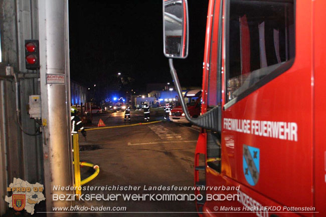 20201214 Dachstuhlbrand einer Fabrikshalle in Enzesfeld Foto: © ASB Markus Hackl AFK Pottentsein 20201214 Dachstuhlbrand einer Fabrikshalle in Enzesfeld Foto: © ASB Markus Hackl AFK Pottentsein