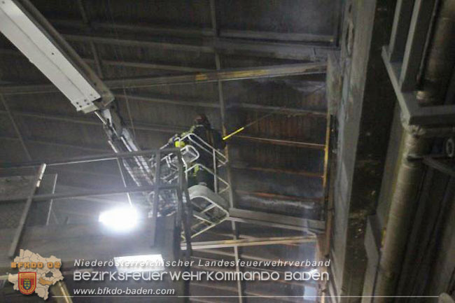 20201214 Dachstuhlbrand einer Fabrikshalle in Enzesfeld Foto: © FF Berndorf-Stadt 20201214 Dachstuhlbrand einer Fabrikshalle in Enzesfeld Foto: © FF Berndorf-Stadt